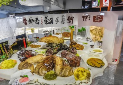 在喀什老城与当地人共度午后：从百年老茶馆的艾德莱斯绸到手抓饭的家族故事
