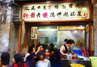 昆明本地人吃的过桥米线：避开网红店，认准老小区小店，汤底熬制才是灵魂，本地人推荐这3条街